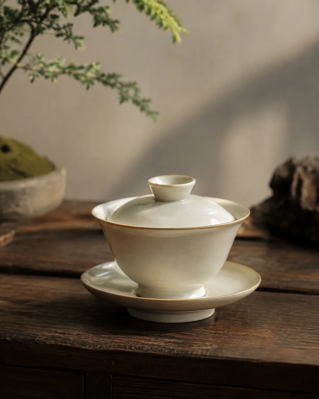 A gaiwan complete with its saucer and lid, arranged as a formal set